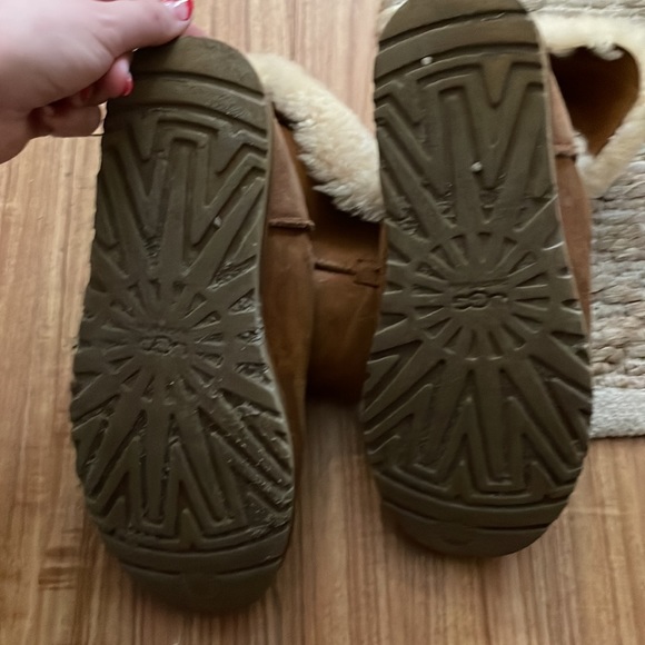 Size 9 authentic Ugg bailey button style in Camel - Picture 5 of 5